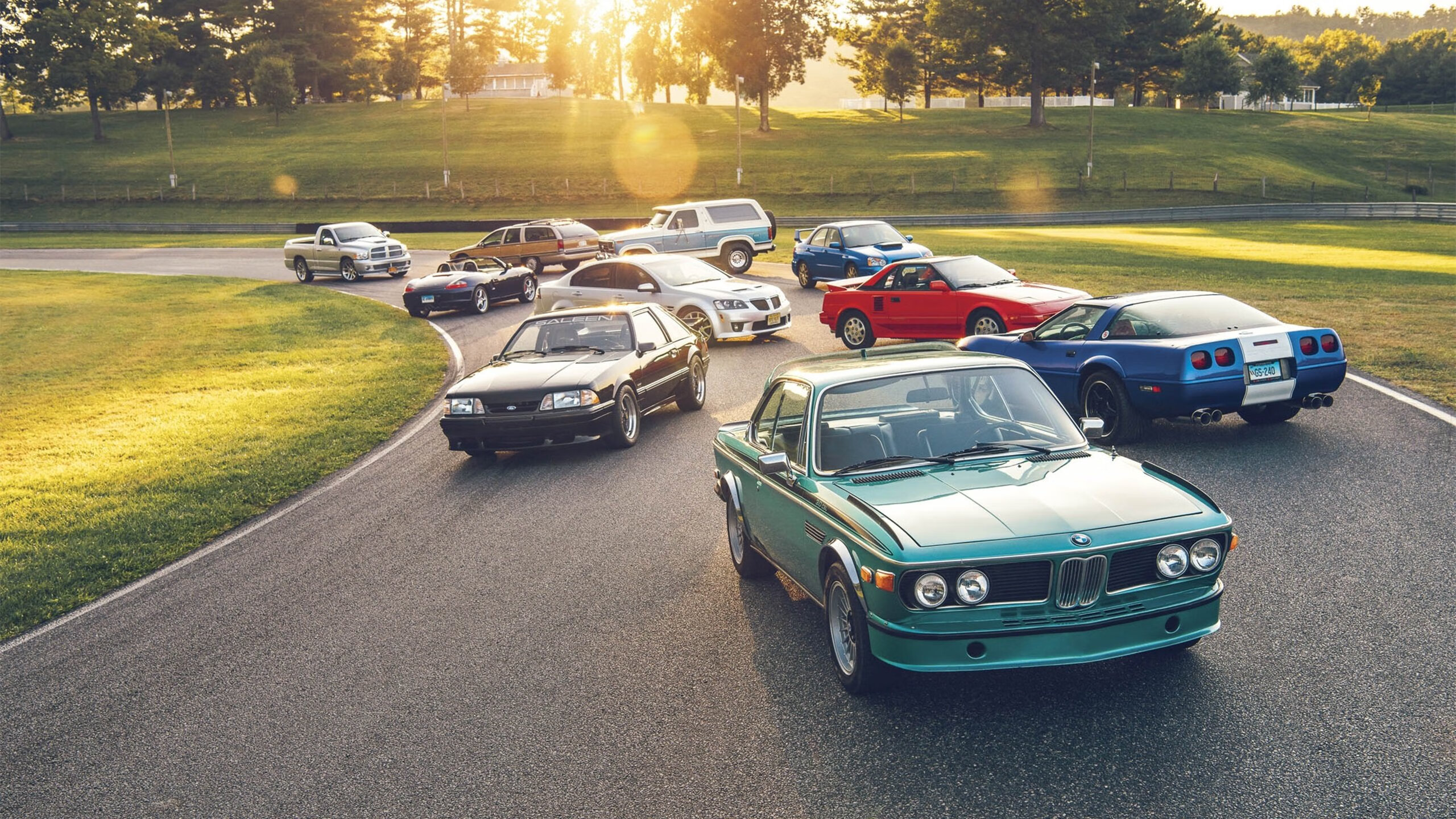 “东安湖赛场：水上龙舟激烈角逐，冠军争夺战火热开战”